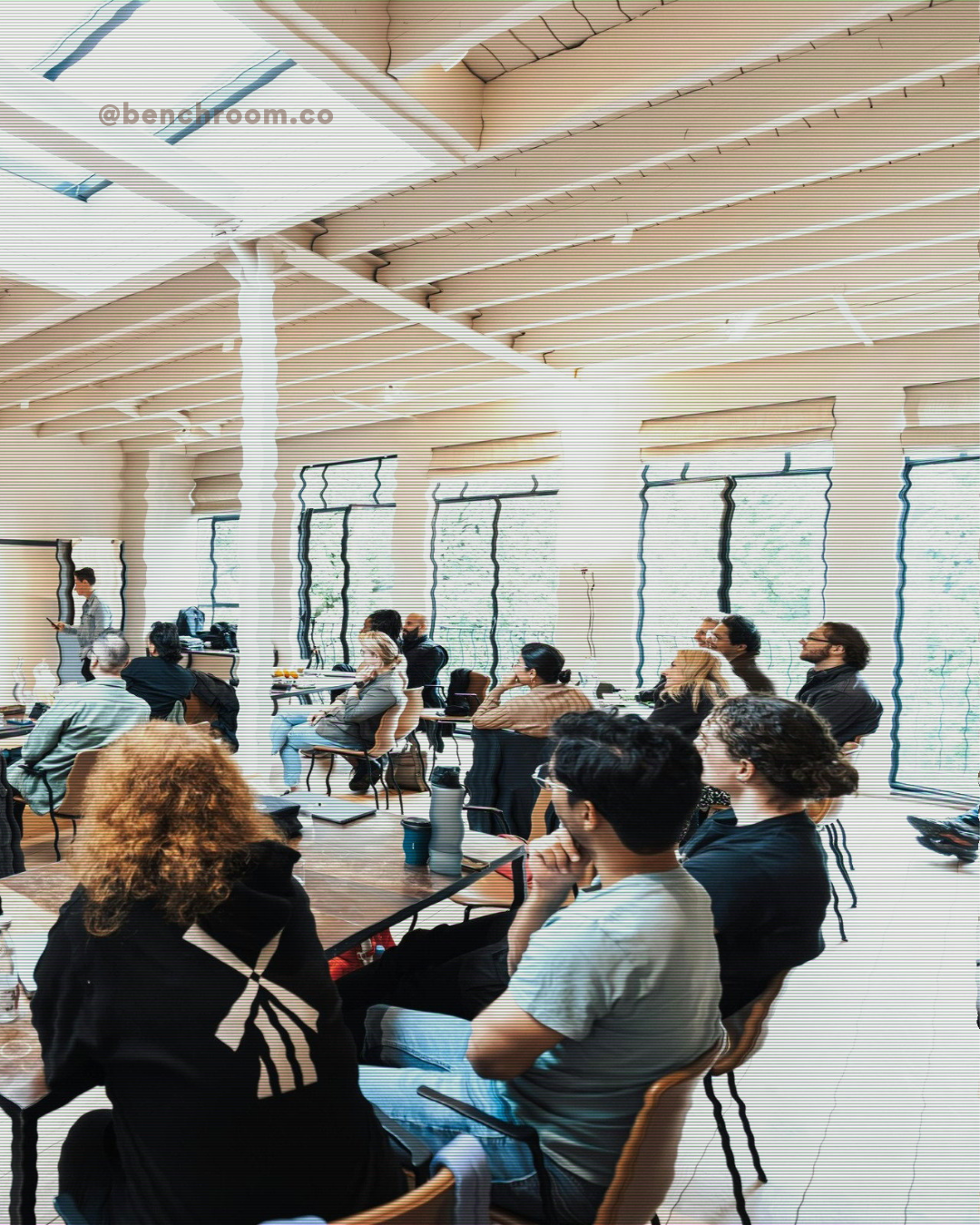 Sessão Benchroom — pessoas reunidas em uma sala